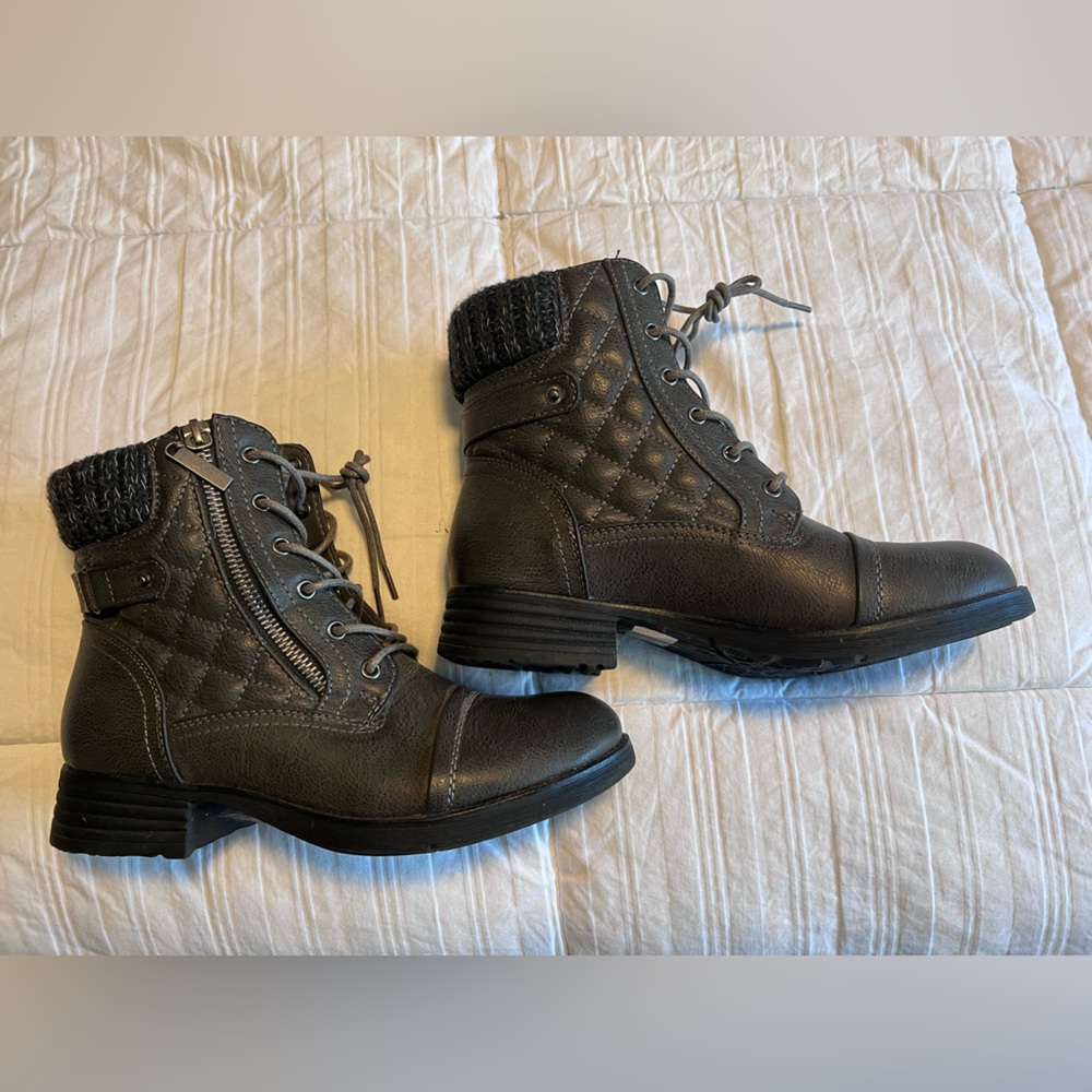 STQ grey boots